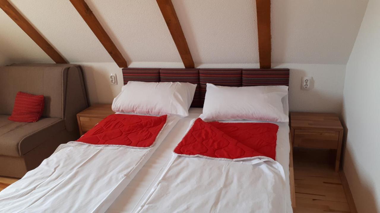 Konoba Ognjiste Bed & Breakfast Sokolac  Bagian luar foto
