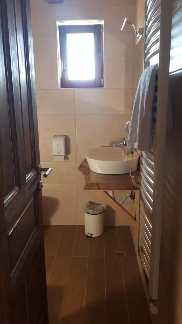 Konoba Ognjiste Bed & Breakfast Sokolac  Bagian luar foto