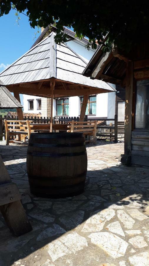 Konoba Ognjiste Bed & Breakfast Sokolac  Bagian luar foto
