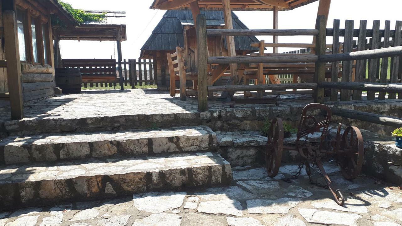 Konoba Ognjiste Bed & Breakfast Sokolac  Bagian luar foto